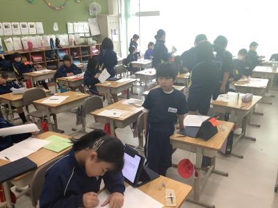 手書きのリーフレットを作る4年生