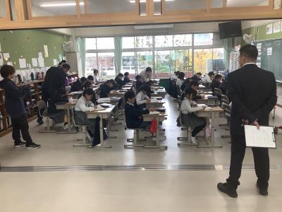 研修授業を参観する教員