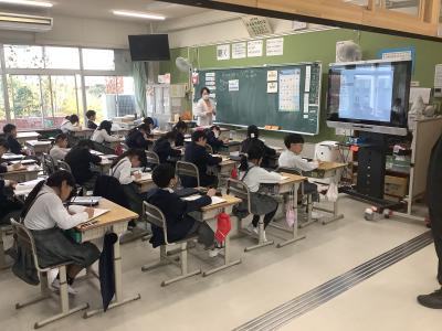 研修授業をする4年生