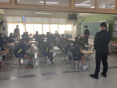 近畿大学の教授の話を聞く5年生