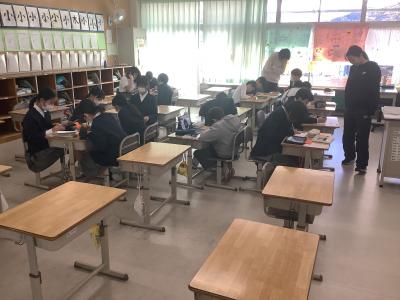 委員会でポスターを作る保健委員会