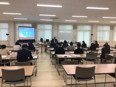 古関先生の話を聞く先生たち