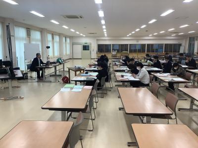 古関先生の話を聞く先生たち
