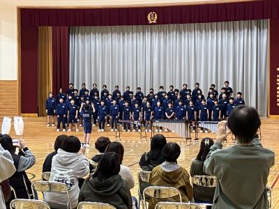 合唱を発表する5年生