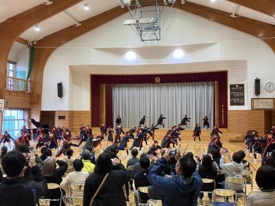 よさこいを発表する5年生