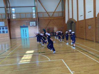 準備運動をする1年生