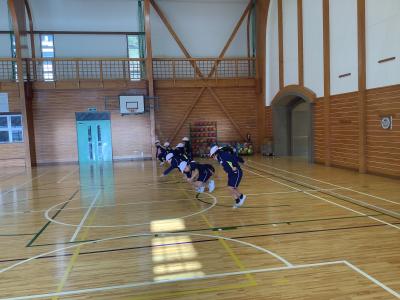 できるだけ遠くまでジャンプする1年生