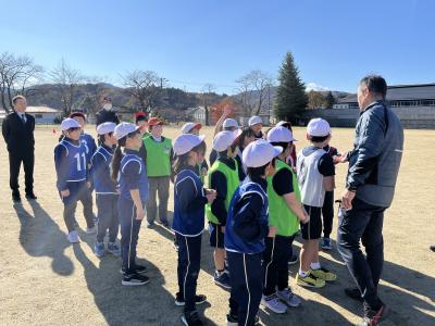 福島ユナイテッドの選手の話を聞く児童