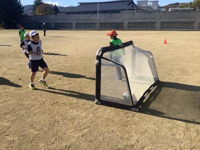 シュートを決めた児童