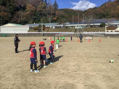 パスを受け取る児童