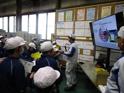 ニッピス社員の話を聞く児童