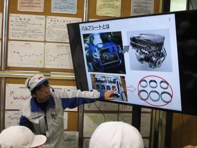 バルブシートについてのスライドを解説するニッピス社員