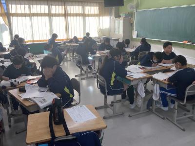班員と話し合いをする5年生