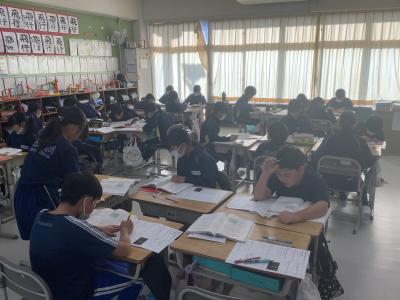 班員と話し合いをする5年生