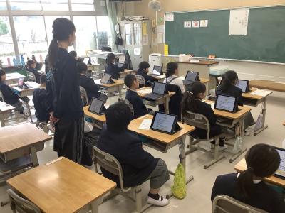 担任の指示を受けて選択肢をタップする1年生