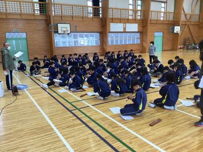 リコーダー合奏の練習をする6年生