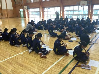 リコーダー合奏の練習をする6年生