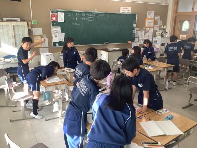 班ごとに主さを計る3年生