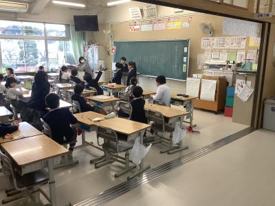 学級会で意見交換をする2年生