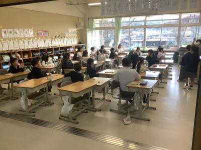 学級会で意見交換をする2年生