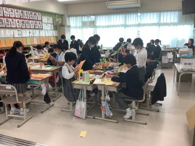 工作をする5年生