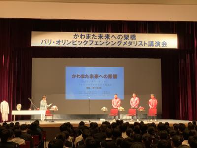壇上で並ぶメダリスト
