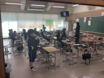 習字をする3年生