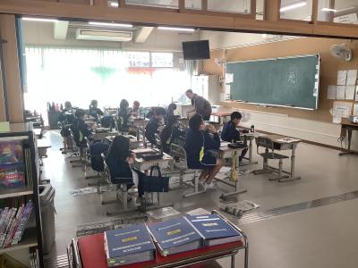 習字をする3年生