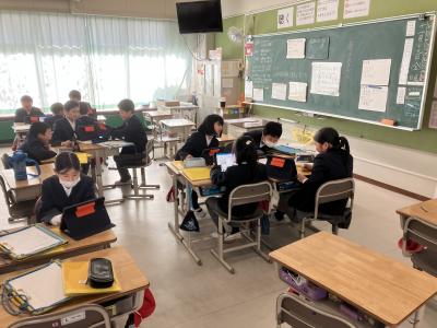 タブレットで紹介動画を作る4年生