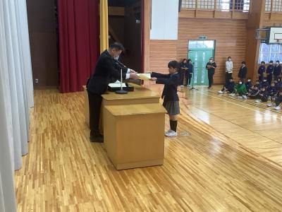 書道の賞状を受け取る児童