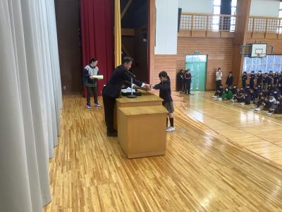 書道の賞状とたてを受け取る児童