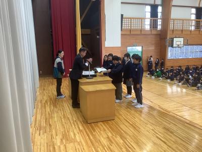 発明で表彰される児童