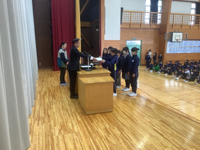 発明で表彰される児童