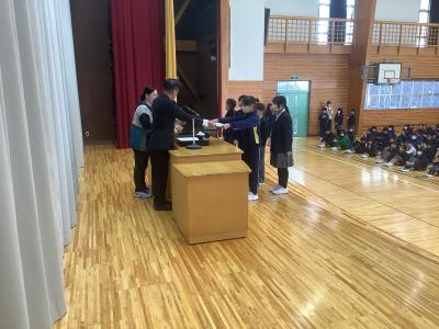 発明で表彰される児童