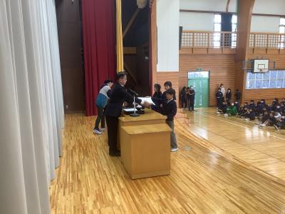 発明で表彰される児童