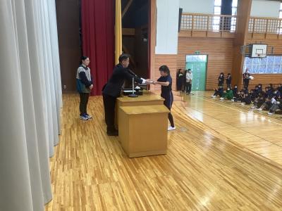 発明で表彰される児童