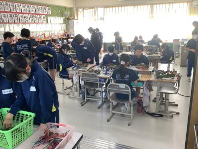 木工でリースを作る5年生