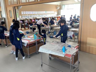 絵の具をのばして虹をかく2年生