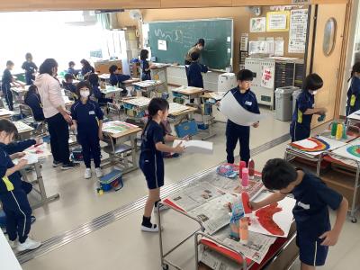 絵の具をのばして虹をかく2年生