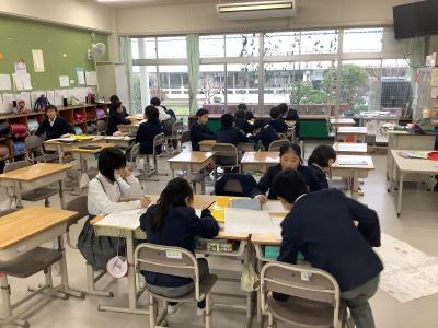 班で役割分担する4年生