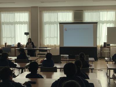 お金について講義する信用金庫の職員
