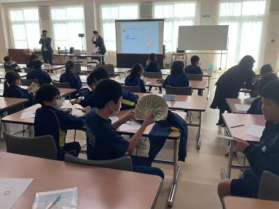 お金の数え方を実践する児童