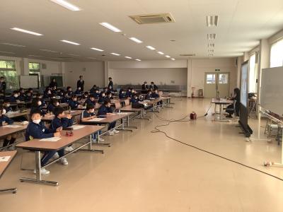 行員の話を聞く児童