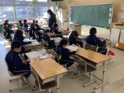 冬休みの学習計画を立てる2年生