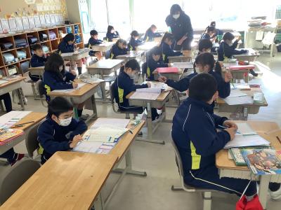 冬休みの学習計画を立てる2年生