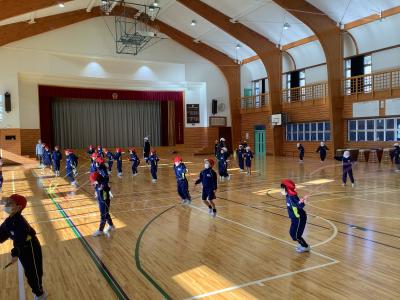 前跳びを練習する1年生