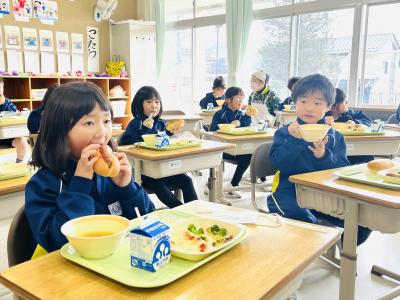 給食を食べる児童その１