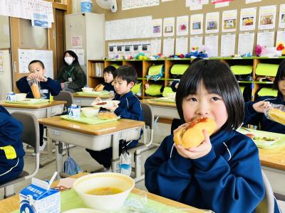 給食を食べる児童その２