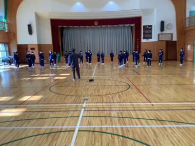 ダンスの先生のレッスンを受ける6年生