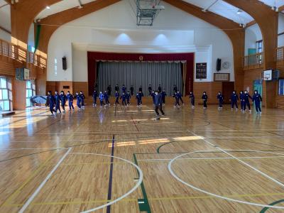 先生の手本を見ながら踊る6年生